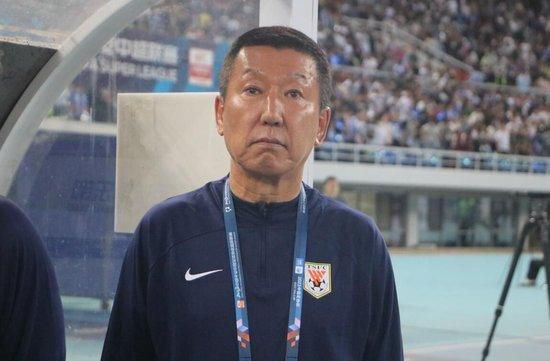 厨房的水槽里杯盘狼藉钢琴下面一堆堆猫粪让人触目惊心，被褥胡乱地摊在床上没人整理。